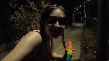 C'est la nuit mais Louise ne pense qu'a se masturber n'importe ou - Videos Film Porno Partouze Gratuite Gratuites HD | Jeux de Rue